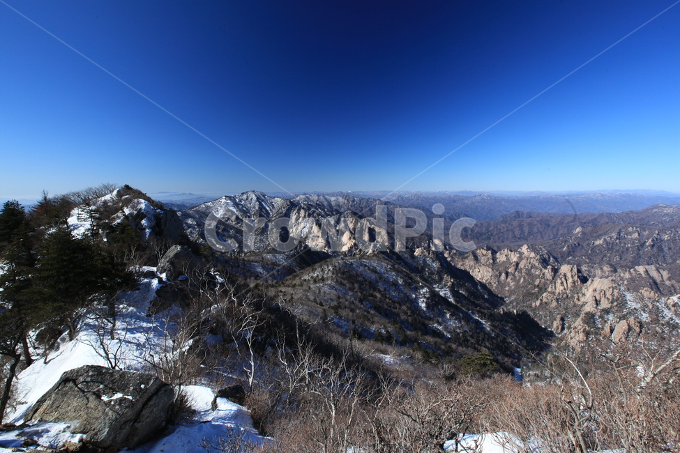 겨울산,설악산,등산,하얀눈,파란하늘,대청봉,중청대피소,겨울,계절,winter,season,자연,풍경,nature,landscape,outdoors,옥외,mountain,산,mountain range,산맥