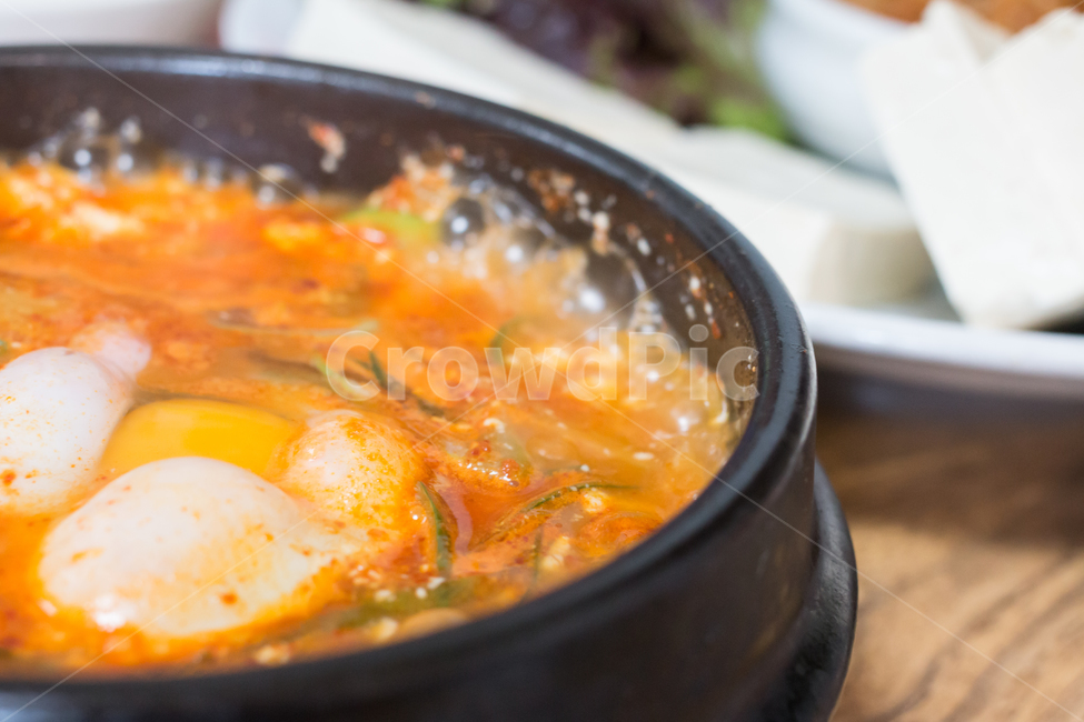 순두부찌개,찌개,한식,음식,뚝배기,계란,뜨거운,밥상,식사,외식,식당,요리,두부,보글보글,음식점,점심,저녁,맛있는,음식,식재료,요리,food,cook,meal,dishes,food reserves,한식,한국음식,한국요리,korean food,korean dishes,korean meal,korean cook