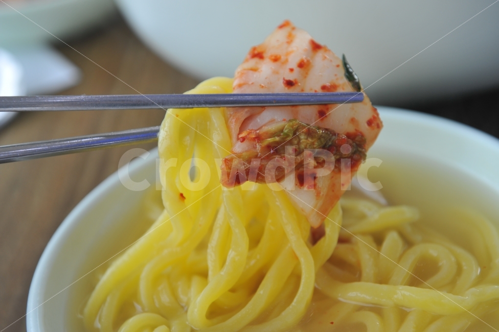 칼국수,김치,칼국수와김치,국수면발,칼국수집,음식,식재료,요리,food,cook,meal,dishes,food reserves,면류,면요리,noodles,한식,한국음식,한국요리,korean food,korean dishes,korean meal,korean cook