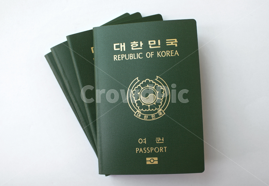 passport,id,business,card,citizen,emigration,identification,identity,international,korea,pass,republicofkorea,security,신분증,여권,한국여권,대한민국여권,사물,물건,한국,대한민국,여행,표지,겉면,비지니스,녹색,그린,초록색,흰배경,다수,많은,여러개,쌓기,탑,탑뷰,탑앵글,여행,휴가,traveling,vacation,trip,사물,물건,오브젝트,thing,object,matter