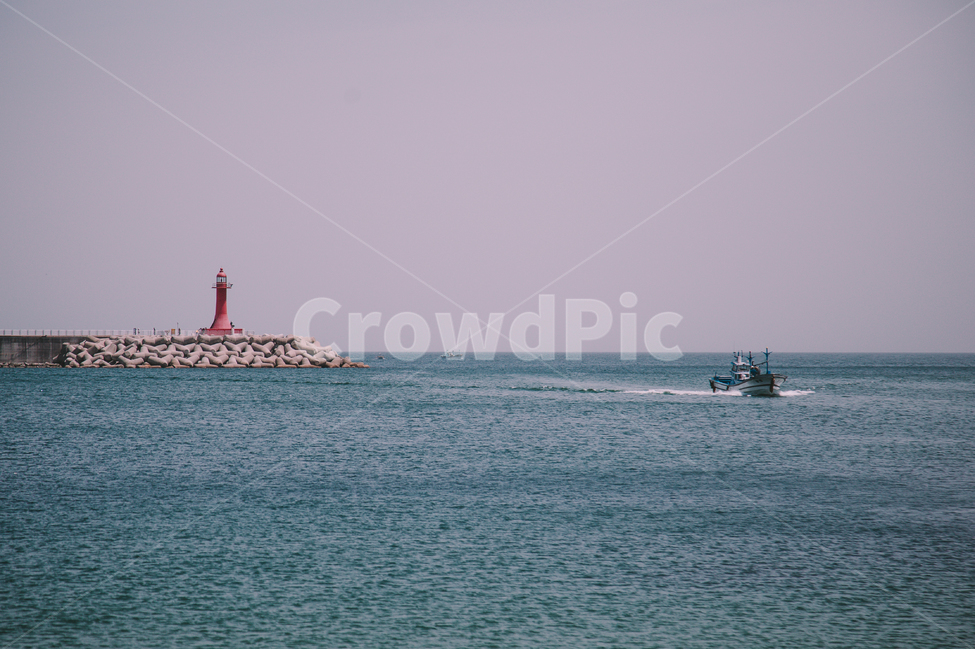 바다,하늘,등대,배,파도,자연,풍경,nature,landscape,등대,lighthouse,산업,industry,industrial,어업,fishery,fishing industry,vehicle,차량,transportation,교통,boat,보트,architecture,건축물,building,건물