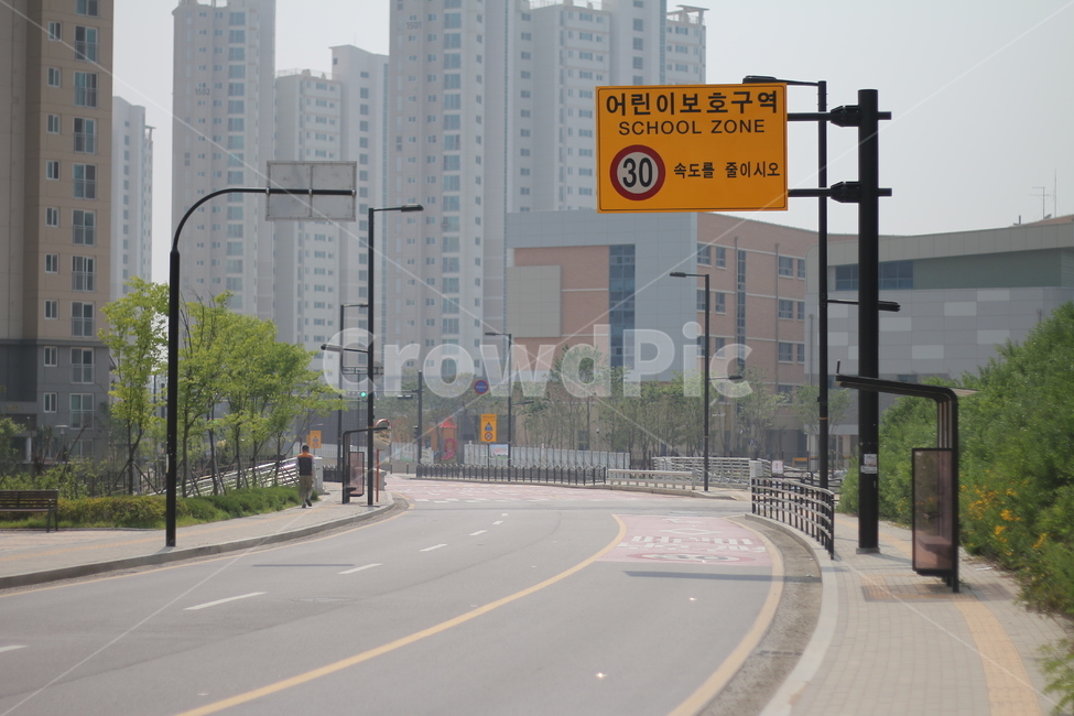 signboard,freeway,information board,speed limit,Childrens protection zone,30km,sign,danger,tea road,School zone,Street lamp,in front of school,school zone,road,schoolzone,road name,In front of the academy,highway,Bus stop