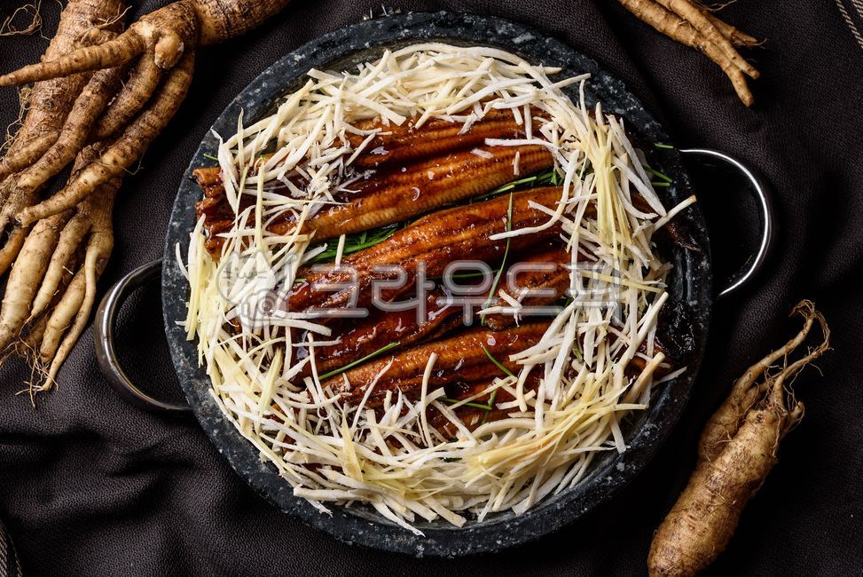 장어구이,검은배경,검은접시,장어,보양식,음식,한식,인삼,데코레이션,플레이팅