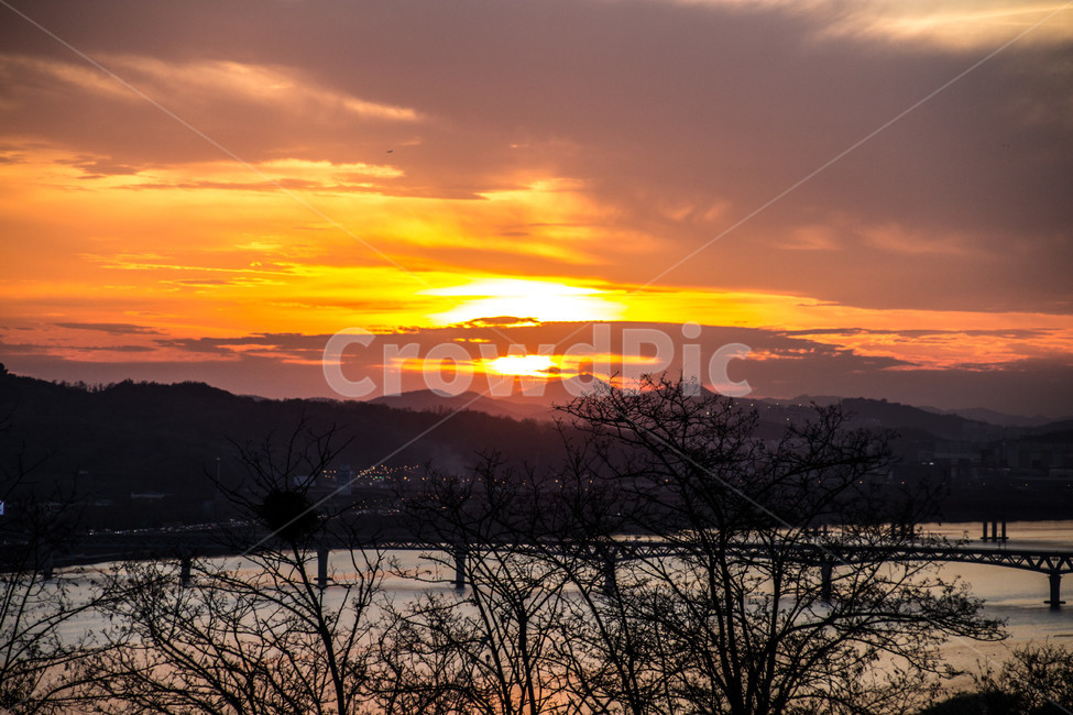 하늘,태양,해,노을,강,산,구름,자연,풍경,nature,landscape,outdoors,옥외,dusk,황혼,dawn,새벽,red sky,붉은 하늘,sky,sunset,일몰