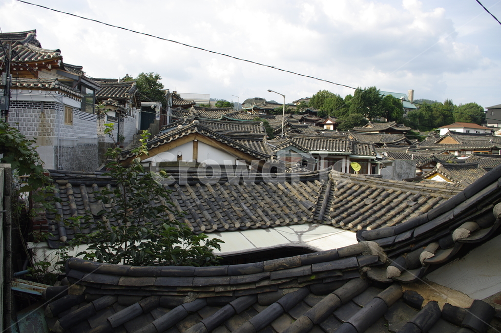 북촌한옥마을,한옥,전통건축,traditional,전통,기와지붕,하늘,서울,북촌,도시,풍경,city,landscape,한국도시풍경,한국도시경관,korea cityscape,한국전통,한국문화,korean traditional,korean culture,roof,지붕,tile roof,기와 지붕