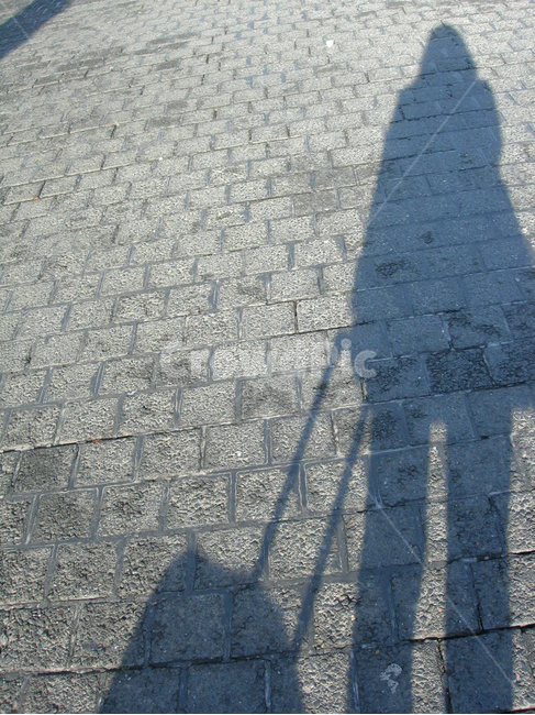 그림자,혼자,나홀로,바닥,캐리어,shadow,alone,여행가방,돌바닥,사람,인물,인간,human,person,인물실루엣,사람실루엣,character silhouette,human silhouette,path,통로,walkway,보도,flagstone,판석,pavement,포장,sidewalk