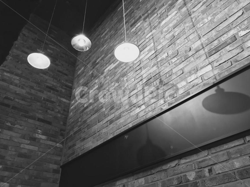 흑백,전구,불빛,벽,그림자,흑백,모노톤,monochrome,black and white,인테리어,실내디자인,interior design