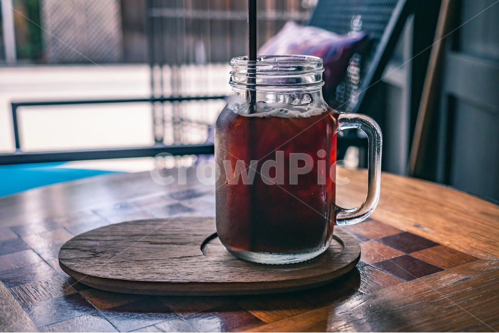 아메리카노,아이스,원목테이블,원목,음료,카페,아이스아메리카노,컵,유리컵,얼음,ice,cafe,coffee,icecoffee,americano,롱블랙,longblack,커피,체크무늬테이블,빨대,여름,커피,카페,coffee,cafe