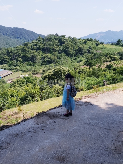gravel,도로,자갈,human,dirtroad,인간,흙길,person,road,사람,아이,산,뒷모습,어린이,어린아이,child,children,kid