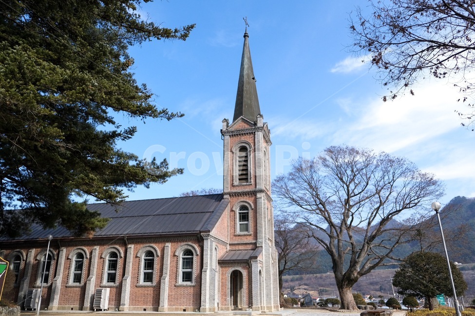 원주용소막성당,용소막,성당,가을하늘,첨탑,종교,신앙,religion,belief,faith,건축물,건물외관,exterior,building,structure,architecture,construction