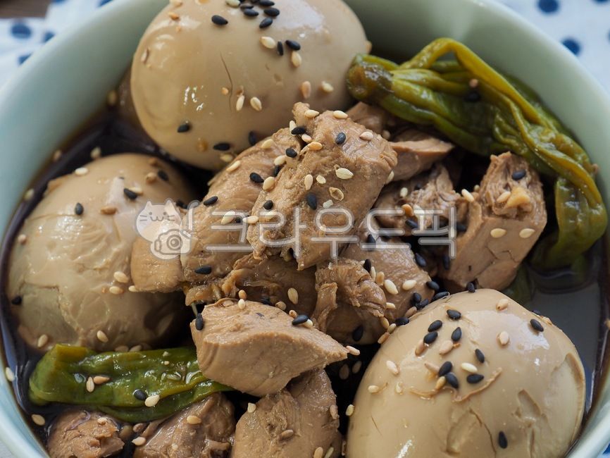장조림,계란장조림,닭가슴살장조림,닭가슴살,간장조림,간장,반찬,한국음식,아시아음식,배경,검정,닭고기,고기,음식,전통음식,한국전통음식,웰빙,웰빙음식,삶은달걀,삶은계란,식사,요리,chickenbreast,soysauce,sidedish,koreanfood,asianfood,background,black,chicken,meat,food,traditionalfood,koreantraditionalfood,wellbeing,wellnessfood,boiledegg,meal,cooking