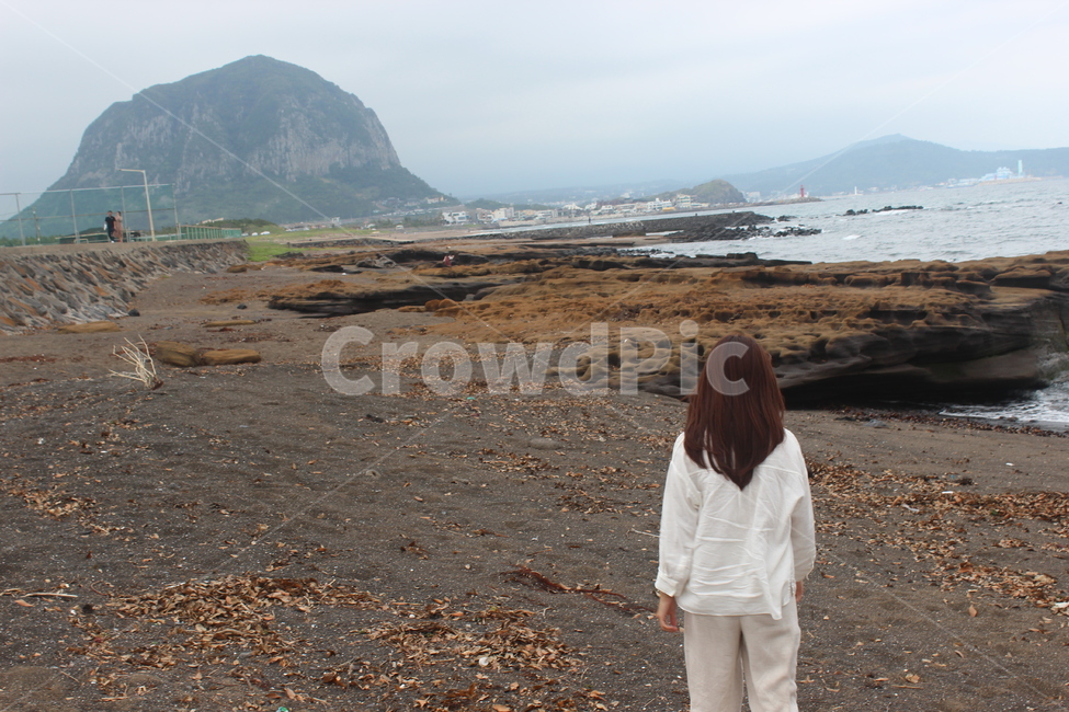 여자,바다,뒷모습,제주도,제주,서귀포,쓸쓸함,고독,제주바다,해변,jejuisland,jeju,인물,사람,인물,인간,human,person,여성,여자,woman,female,lady,여행,휴가,traveling,vacation,trip