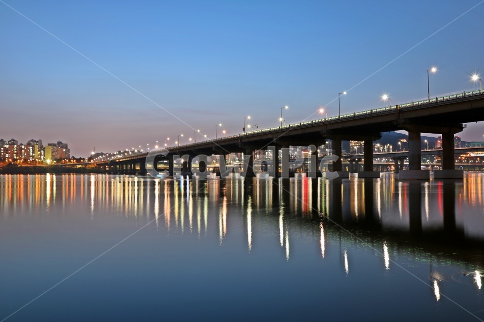 한강,다리,한강다리,hanriver,bridge,야경,밤,풍경,nightscape,night,landscape,도시,city,한국도시풍경,한국도시경관,korea cityscape,water,물,waterfront,워터 프론트,port,포트,dock,독,pier,교각,building,건물