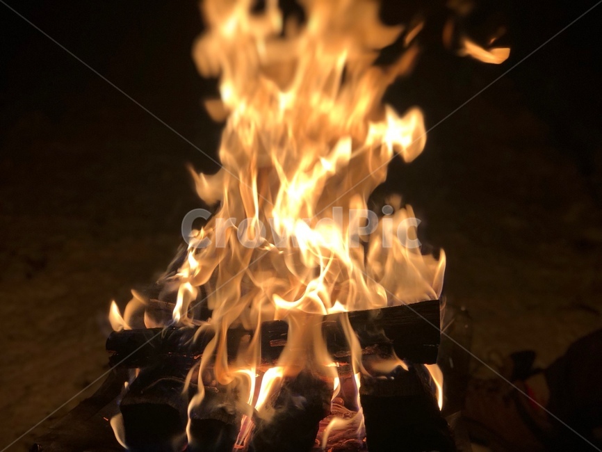 캠프파이어,캠핑장작,모닥불,캠핑감성,campfire,활활타오르는불,야경,밤,풍경,nightscape,night,landscape,여행,휴가,traveling,vacation,trip,fire,불,bonfire,flame,불꽃