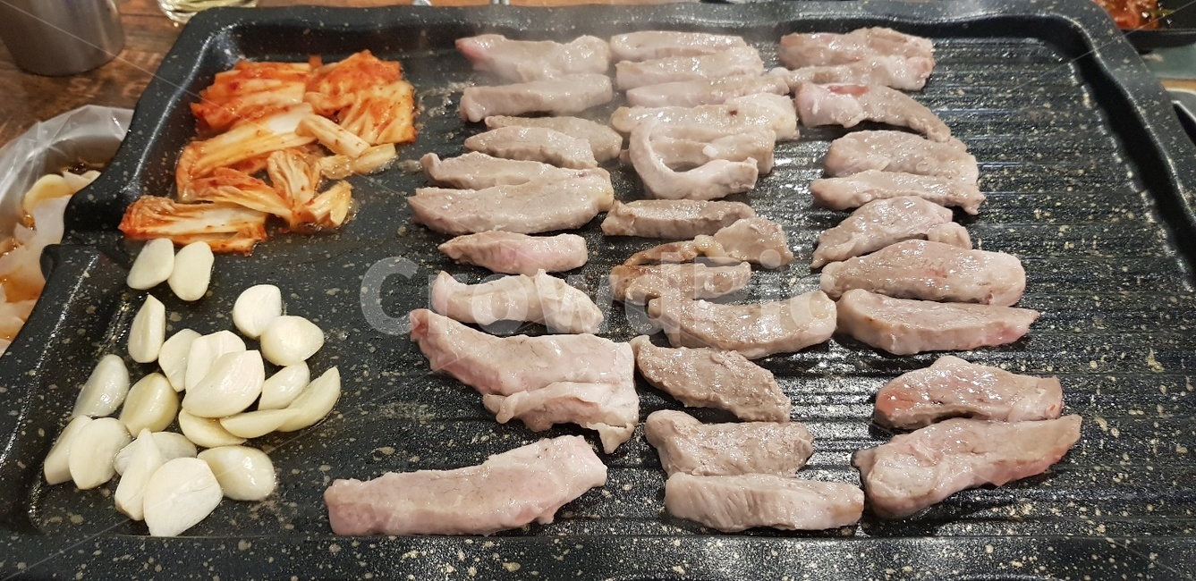 food,meal,음식,요리,식사,저녁밥,항정살,구운김치,구운마늘,마늘,김치,고기반찬,고기,돼지고기
