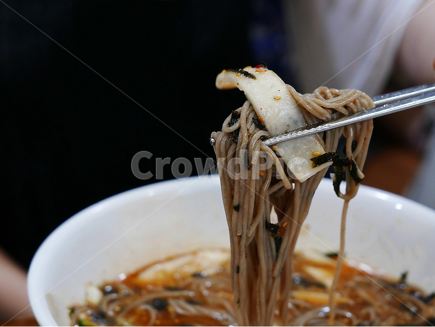 음식,한식,막국수,한국,양념,맛있는,전통음식,정갈한,김치,야채,계란,달걀,삶은계란,삶은달걀,양념장,육수,고명,탄수화물,한국음식,한국요리,대한민국,면,맛있어보이는,먹음직스러운,음식사진,시원한,여름,별미,숟가락,젓가락,식탁,살얼음,음식,식재료,요리,food,cook,meal,dishes,food reserves,면류,면요리,noodles