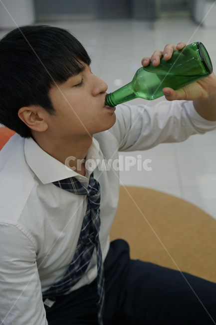 술,음주,과음,남성,남자,취객,만취,소주병,소주,알콜,사람,인물,인간,human,person,남성,남자,man,male,술,주류,alcohol