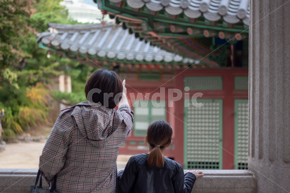 엄마,딸,교육,덕수궁,한옥,국립현대미술관,point,museum,korea,educate,instruct,lookat,seoul,female,mother,daughter,한국전통,한국문화,korean traditional,korean culture,사람,인물,인간,human,person,가족,패밀리,family,어린이,어린아이,child,children,kid,건축물,건물외관,exterior,building,structure,architecture,construction