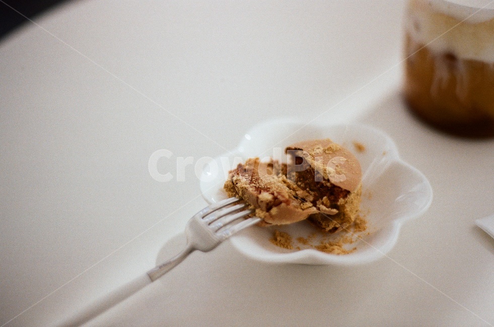 sunshine,cozy,film photography,macaroon,beverage,snug,table,cool,photo,cream,film,sensitive,drink,Emotional photo,analog,sunlight,warm,cafe,dessert,coffee,sweet