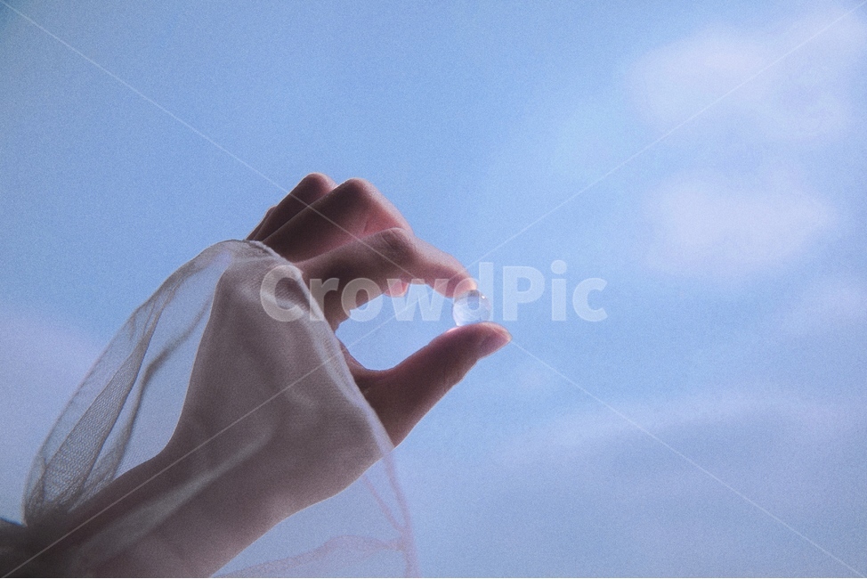 손,하늘,구름,투명,감성사진,분위기,영롱함,몽환적,사람,인물,인간,human,person,신체일부,몸,body,감성,sensible,feeling