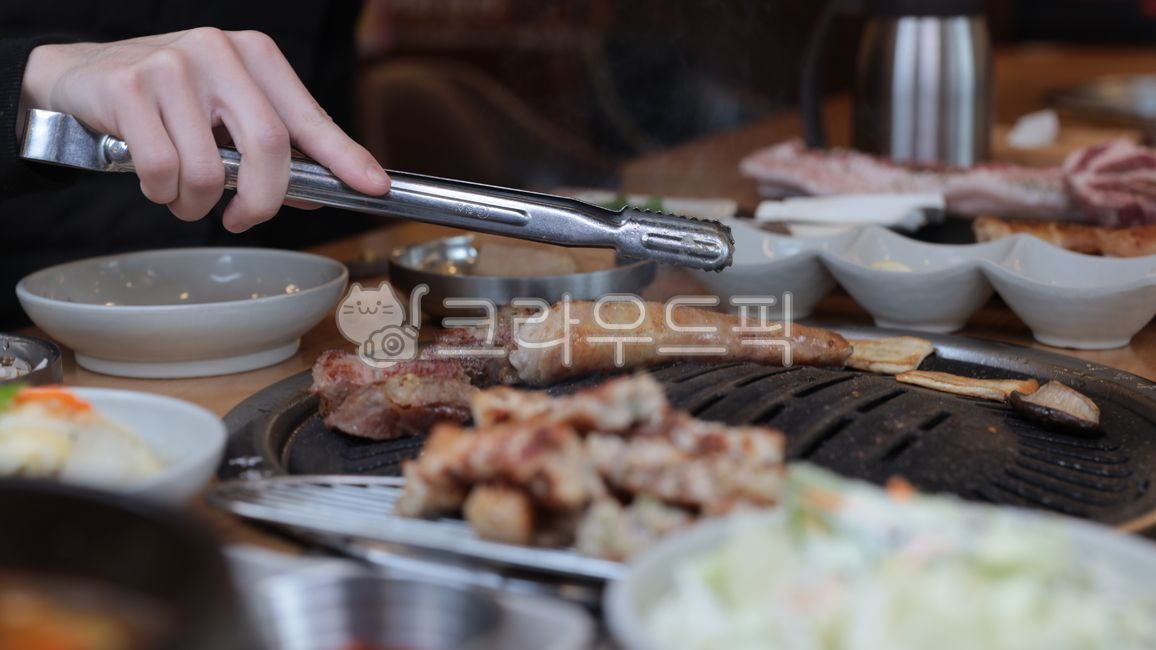 finger,Grilled Makchang,Charcoal grill,body parts,Makchang Charcoal Grill,Makchang,charcoal fire,Grilling Makchang,scissors,Daegu Makchang,person,bodypart,hand