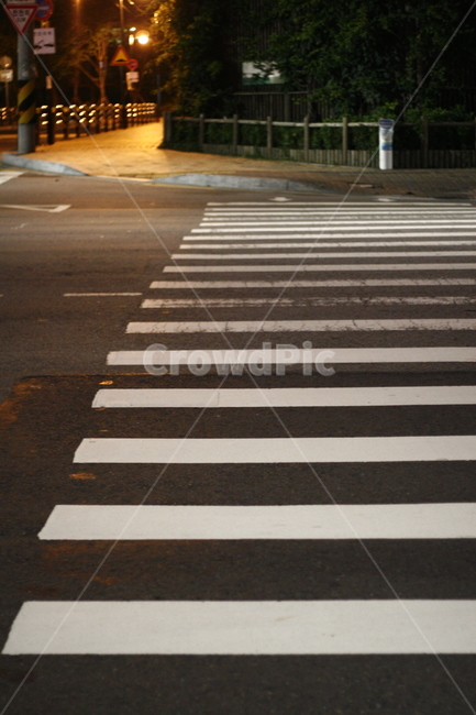 아스팔트,도로,road,건널목,밤,감성