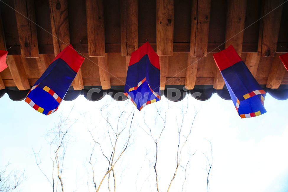 traditional tileroofed house,stone wall,pattern,folk village,scenery,roof tile,building exterior,building,traditional patterns,tile roof,tradition,Republic of Korea,Korea,architecture,traditional house,roof,Orient,ancient architecture,earthen wall,tree,ti