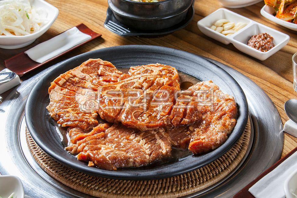 Seasoned grilled pork neck,Rattan,soybean paste,pork,Korean traditional food,pig,Seasoned ribs,bamboo stand,Korean food,plate holder,seasoned meat,roast,Drink snacks,garlic,restaurant,Grilled pork neck,food,meal,Seasoned Pork Ribs,meat restaurant,Ssamjang