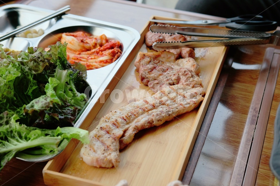 고기,고깃집,캠핑,삼겹살,돼지고기,외식,상추
