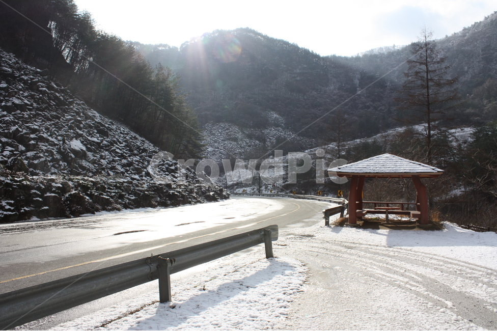 도로,겨울,산,풍경,나무,바위,겨울,계절,winter,season,자연,풍경,nature,landscape,한국자연풍경,한국자연경관,korea nature landscape,furniture,가구,bench,벤치