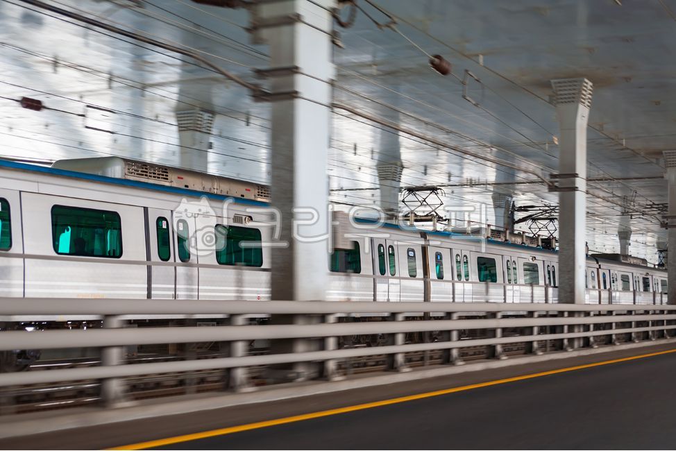 철도,영종대교,기차,공항철도,지하철,기둥,건축물,교통수단,실내,교통,대중교통