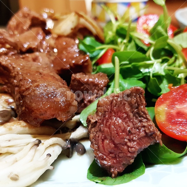 스테이크,소고기,고기,샐러드,아웃포커스,steak,salad,토마토,버섯