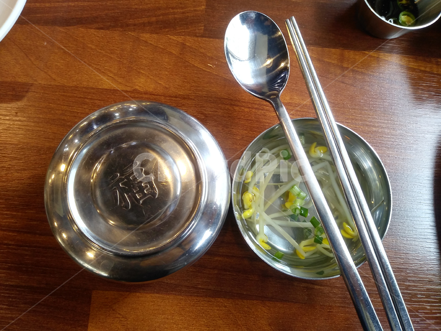 그릇,밥그릇,국,콩나물국,숟가락,젓가락,한국음식,식사,요리,스텐레스,테이블,식사준비