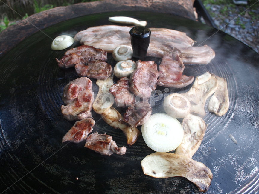 솥뚜껑,시골밥,시골부엌,caldron,아궁이,fireplace,삼겹살,목살,솥뚜껑구이,버섯구이,솥뚜껑삼겹살,캠핑음식,meat,pork,food,barbique,음식,식재료,요리,food,cook,meal,dishes,food reserves