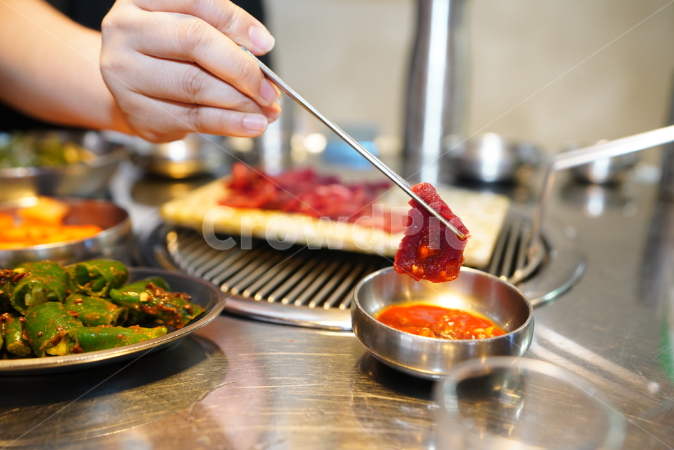 음식,먹거리,food,푸드,식사,젓가락,손,고기,육식,육류,육사시미,안주,음식,식재료,요리,food,cook,meal,dishes,food reserves