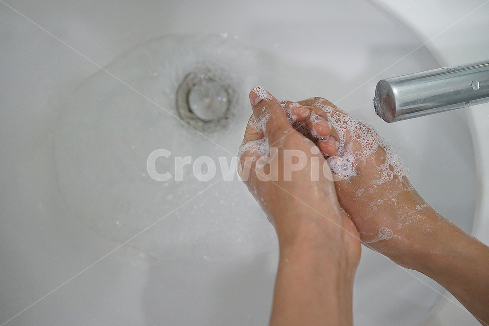 손가락,세면대,화장실,욕실,손씻기,세척,위생,청결,미세먼지,황사,비눗물,비누,비누거품,사람,인물,인간,human,person,신체일부,몸,body,건강,헬스웨어,헬스케어,healthware,health care