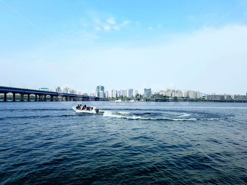 한강,보트,강,파랑,물,배경,오후,일상,색감,Hangang,River,Boat,Blue,Water,background,afternoon,daily,color,View,도시,풍경,city,landscape,한국도시풍경,한국도시경관,korea cityscape,사람,인물,인간,human,person,스포츠,레저,운동,sports,leisure,exercise,water,waterfront,워터 프론트