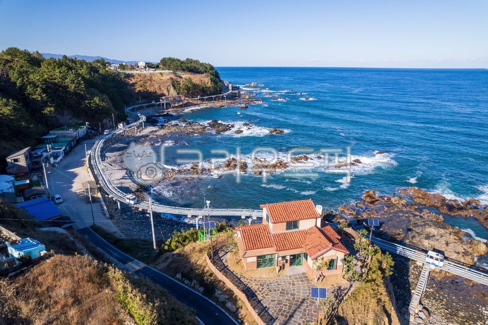 tide,Jukbyeon Coast Sky Rail,Cliff,railroad,rail,Uljingun,water,sea,monorail,rock,heart beach,Jukbyeon Port,skyrail,Beach,mountain,Jukbyeon Coast,ocean,blue,Uljin,waterfront