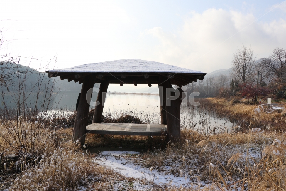 원두막,겨울,풍경,눈,호수,구름,하늘,겨울,계절,winter,season,자연,풍경,nature,landscape,한국자연풍경,한국자연경관,korea nature landscape