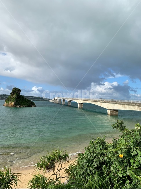 물,자연,바다,water,sea,nature,outdoors,풍경,다리,해안가,ocean,모래,sand,하늘,구름,sky,shoreline,japan,일본,오키나와,sky,자연,풍경,nature,landscape,건축물,건물외관,exterior,building,structure,architecture,construction,옥외,land,땅