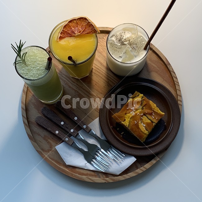 그린티라떼,에이드,밀크티,단호박빵,포크,나무쟁반,빨대,greentea,pork