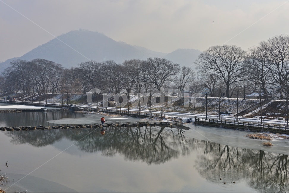 outdoors,옥외,water,물,nature,자연,담양,관방천,관방제림,관방천설경,설경,눈,겨울,계절,징검다리,person,사람,human,인간