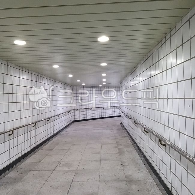 corridor,underground passage,sealed passage,Passage,a closed place