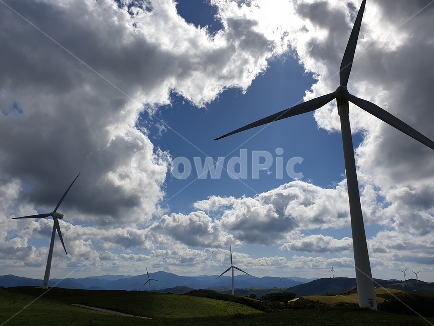 구름,풍경,풍차,하늘,언덕,산업,industry,industrial,에너지산업,energy industry,machine,기계,engine,엔진,motor,모터,wind turbine,풍력 터빈,turbine,터빈