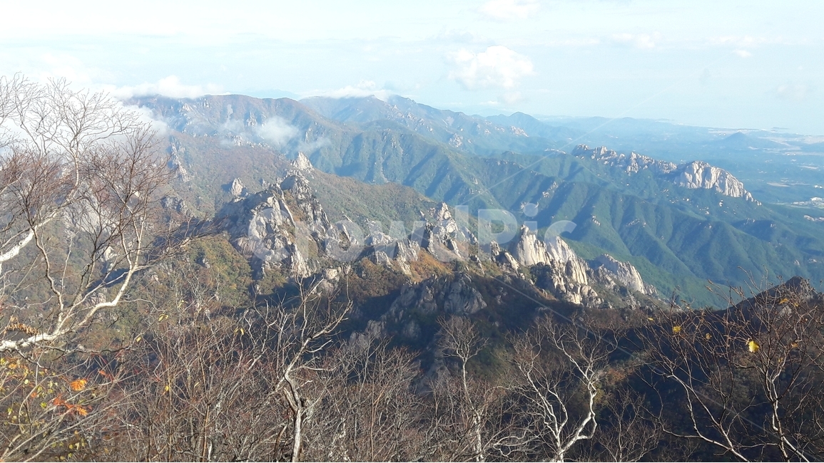 설악산,한국의산,설악산국립공원,공룡능선,천불동계곡,한국의가을,단풍,구름,한국의산하,아름다운산,바위,암봉,자연,풍경,nature,landscape,한국자연풍경,한국자연경관,korea nature landscape,mountain,산,mountain range,산맥,outdoors,옥외,scenery,경치