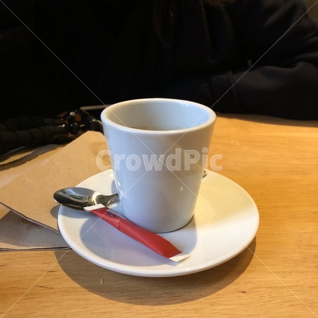 커피,카페,아메리카노,머그잔,물,유리잔,접시,후식,음료,디저트