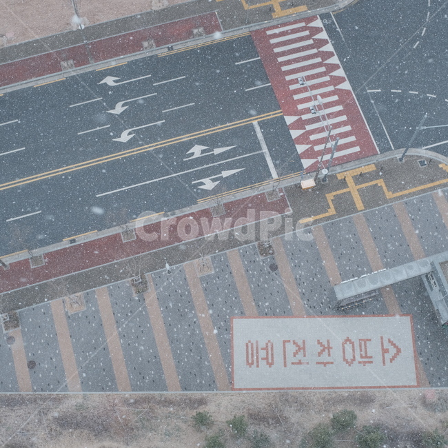 asphalt,아스팔트,tarmac,road,도로,횡단보도,소방차전용,눈,snow,crosswalk