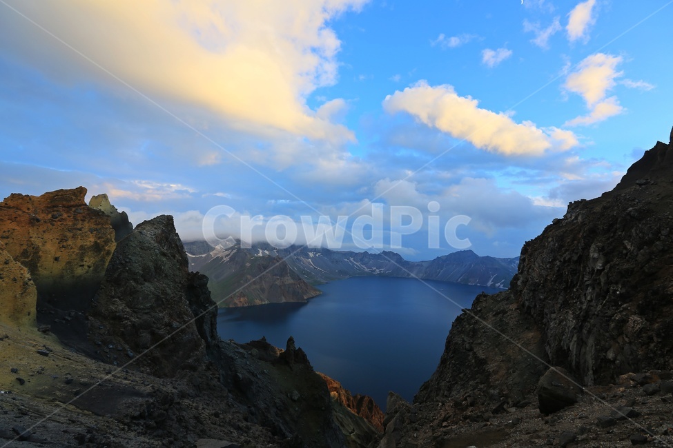 cliff,낭떠러지,nature,자연,outdoors,옥외,mountainrange,산맥,mountain,산,백두산,천지,백록담,구름,하늘,반영,자연,풍경,nature,landscape