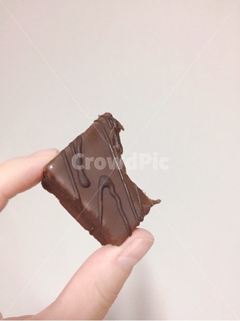 한입,손,디저트,초코빵,빵,음식,식재료,요리,food,cook,meal,dishes,food reserves,디저트,간식,후식,dessert,snack