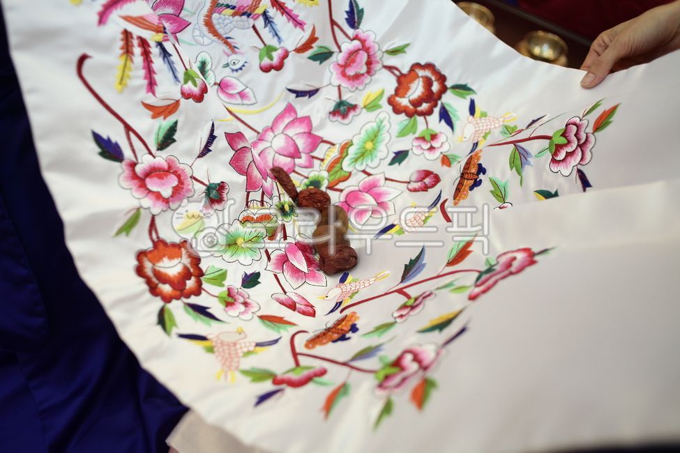 Traditional wedding,marriage,traditional marriage,wedding baek,wedding baek,traditional wedding dress,baek costume,baek hanbok,baek chestnut,baek jujube